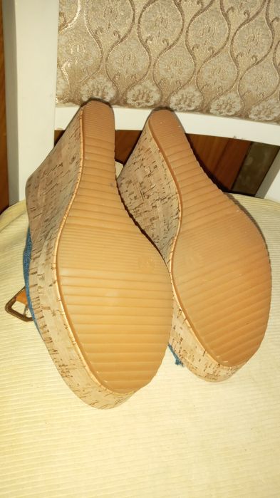 Босоножки на платформе. Новые. Продам.