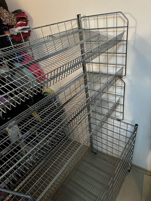 Rafturi metalice pentru aprozar și manechine pentru spații comerciale.