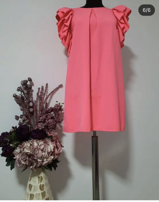 Rochie, o culoare vibranta, superba, cu volănașe la umeri