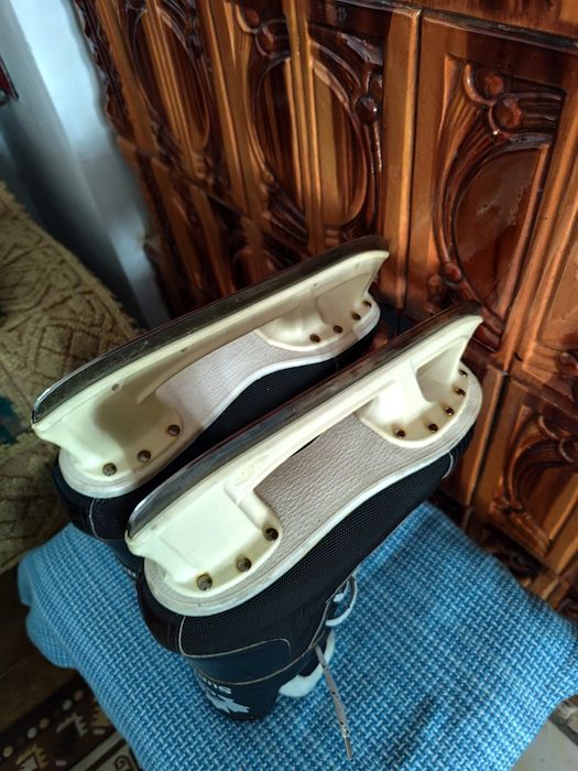 Vând echipament de ski+patine de hochei originale