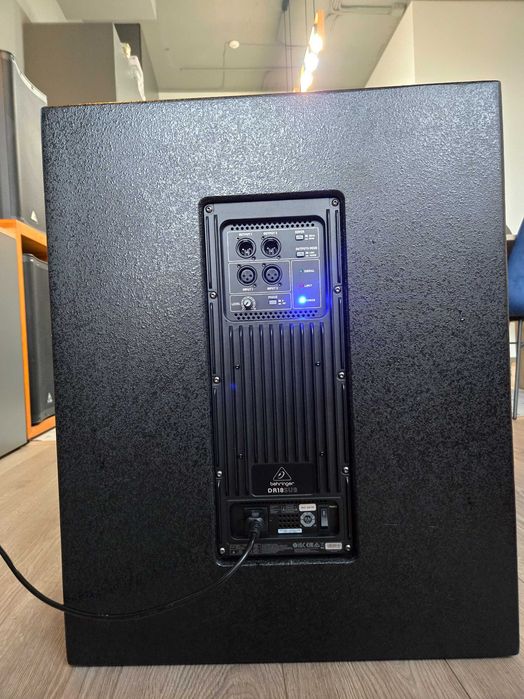 Продавам субуфер Bèhringer dr18sub 2400вата макс. 700 вата ном. София нов!
