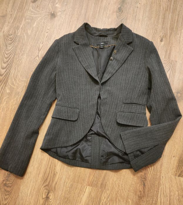 Сако- блейзър, H&M, сив цвят със светлосиви райета и цепки на ръкавите