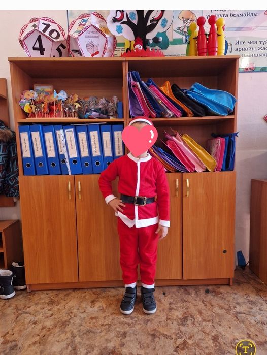 Продам костюм санты на 3-4годика.Состояние новое почти