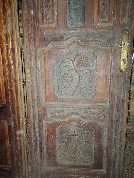 Ușa sculptată ,din lemn de frasin,din două părți,
