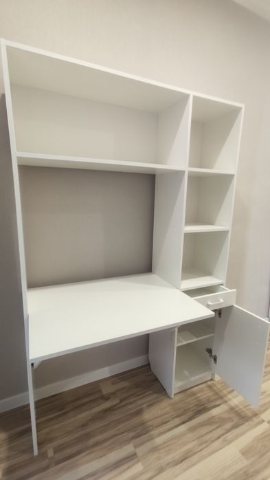 Стол  письменный для школьника.