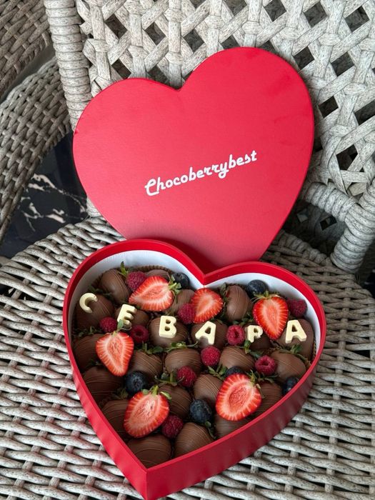 Подарок на Новый год Клубника в шоколаде