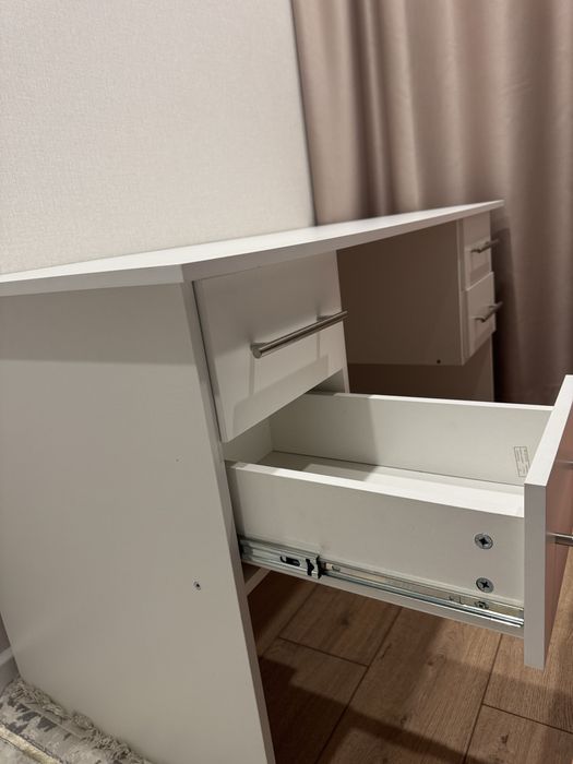 Белый письменный рабочий стол