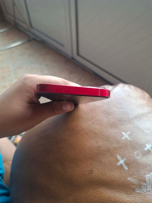 iPhone 13 червен