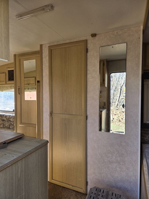 Каравана  в добро състояние, без тестове  и влага