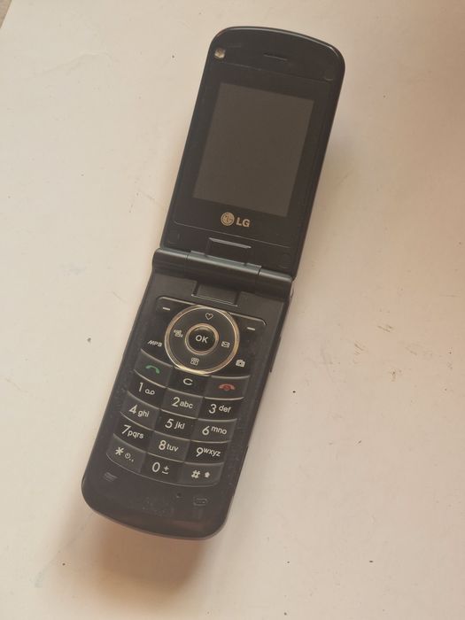 Telefon lg cu clapeta funcțional dar fără încărcător