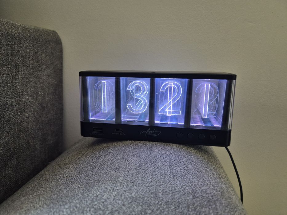 Ceas cu USB si USB C  RGB cu apucaturi de stroboscop.