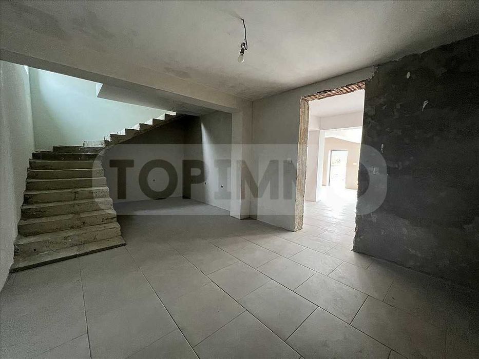 Двуетажна къща в село Рогачево