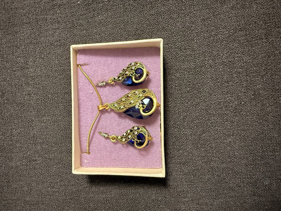 Set din cercei si un colier suberb, purtal la orcie ocazie speciala