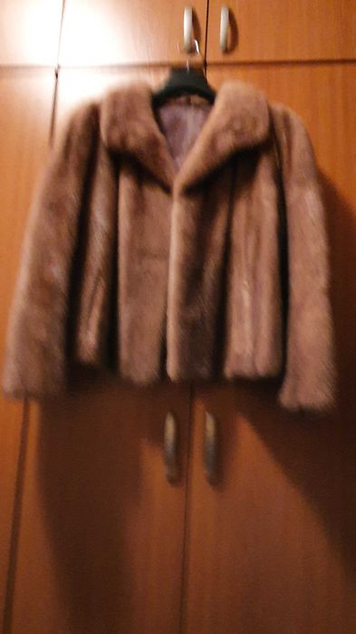 Vând haină din nurcă maro-auriu, de damă, mărime 50 şi şapcă vizon