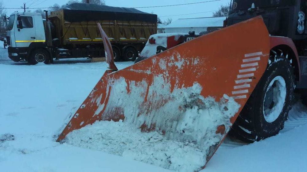 отвал для снега клин на трактора Кировец  К-744 и др.