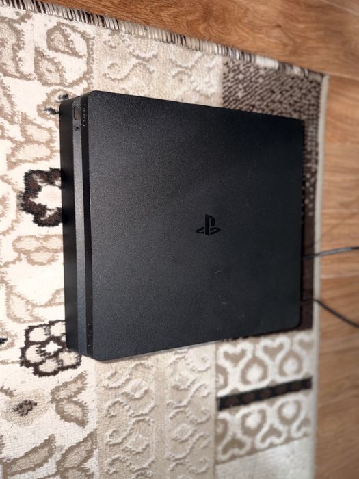 Продается ps4 в хорошем состояний