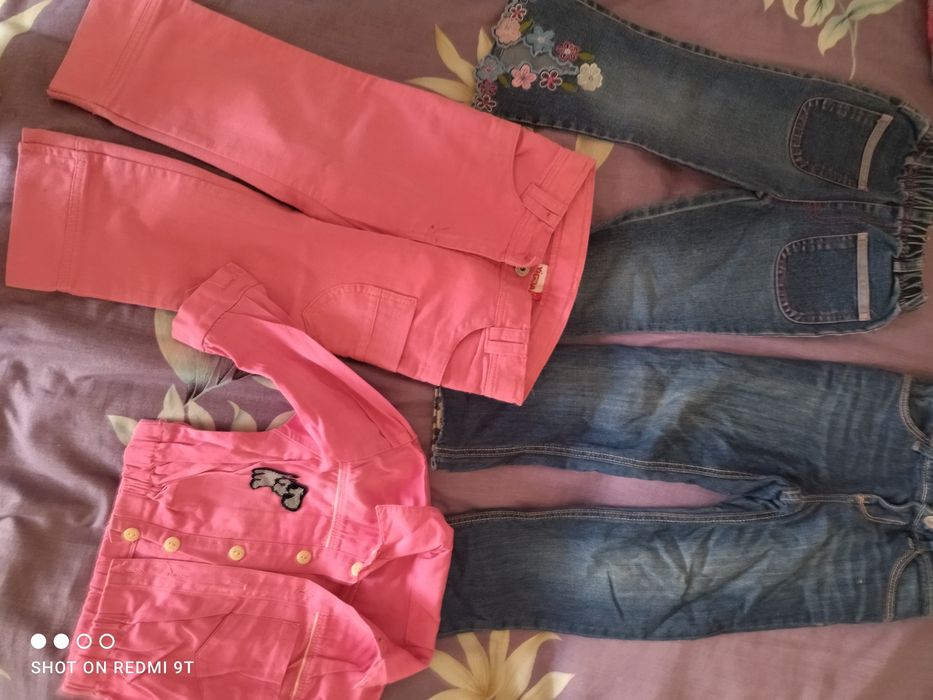 Джинсы,штормовочки,курточки.