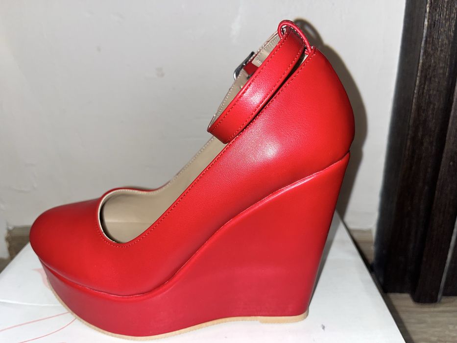 Червени обувки на платформа