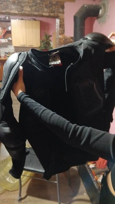 Vând echipament moto nou