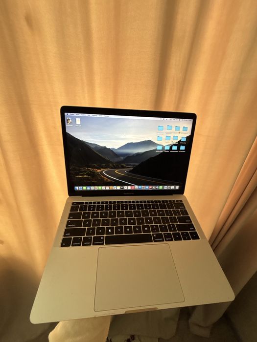 MacBook Pro 13 (2017) / Core i5 / 8GB RAM / 256GB SSD