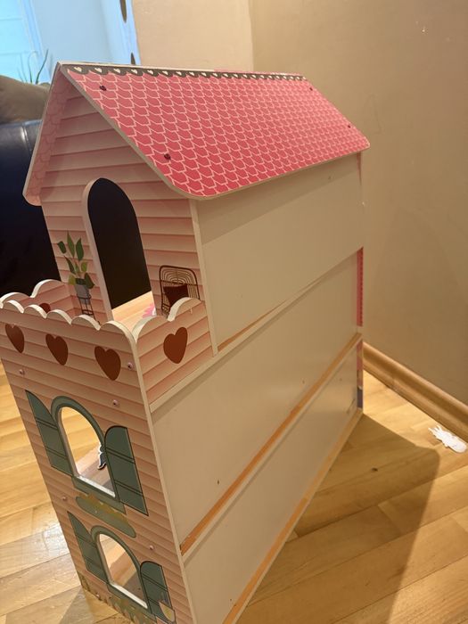 Детска дървена къща за кукли  Размера е приблизително  64 x 80 x 31 cm