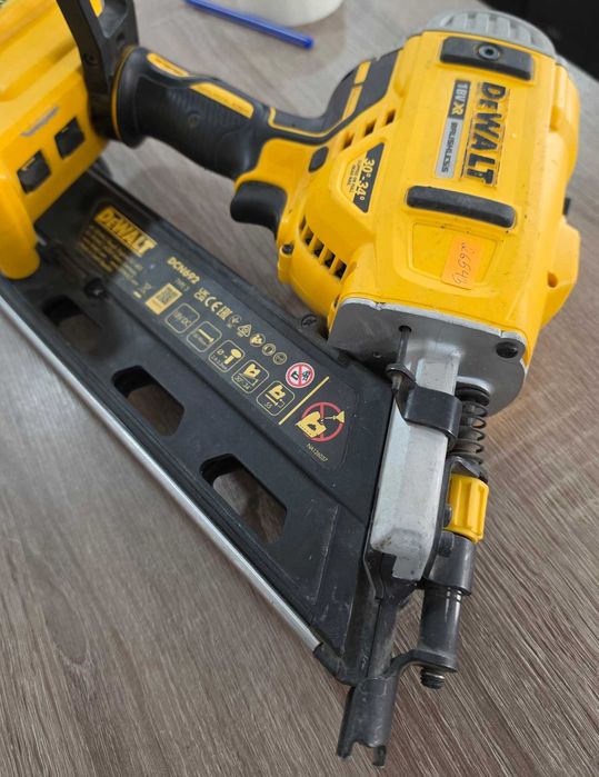 Акумулаторен такер за пирони DeWALT DCN692