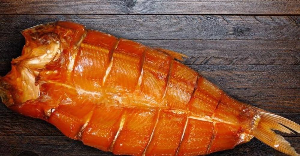 Продается копченая рыба.