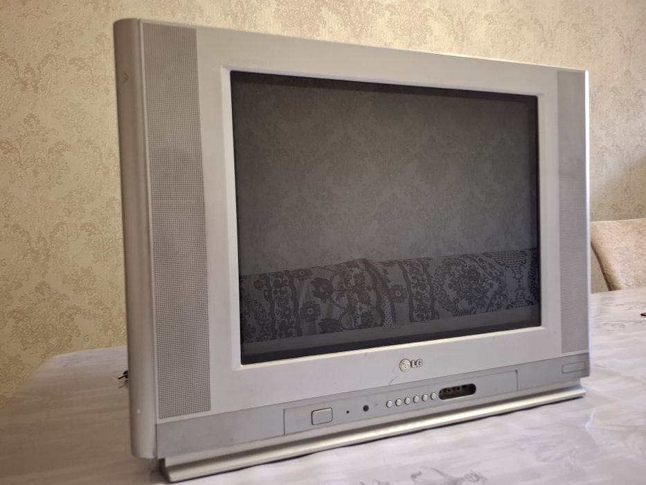 Телевизор LG в хорошем состоянии, 2 пульта