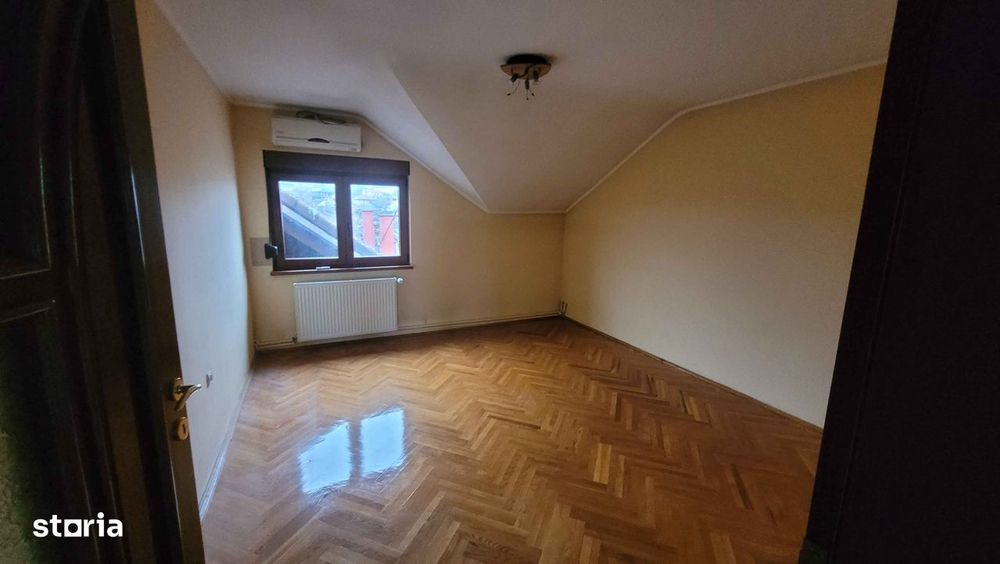 Imobil cu 3case:C1-3 nivele;C2-2nivele;C4-1 nivel;C3;C5;Piscina;Foisor