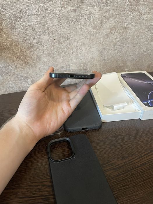 iPhone 16 Pro Max 256GB Black Titanium Идеал, +чехлы Либо обмен
