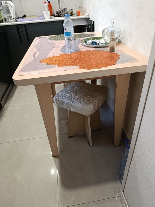 Продается кухонным стол с табуретками