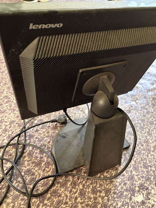 Монитор Lenovo