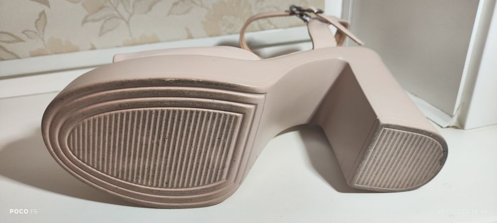 Босоножки бежевого цвета