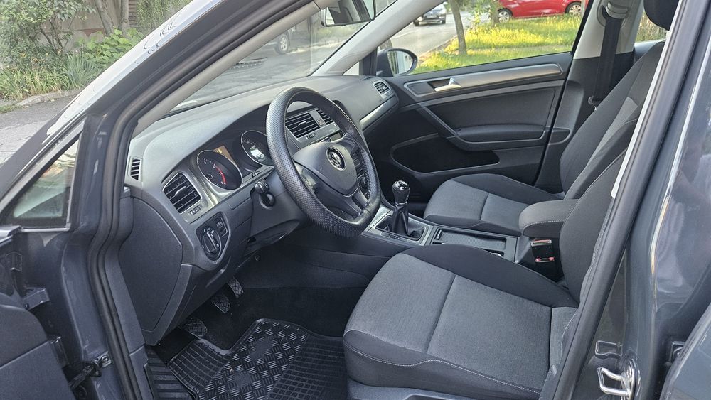 // Volkswagen Golf . An 2014 . Motor 1.2  .  Euro 5 //