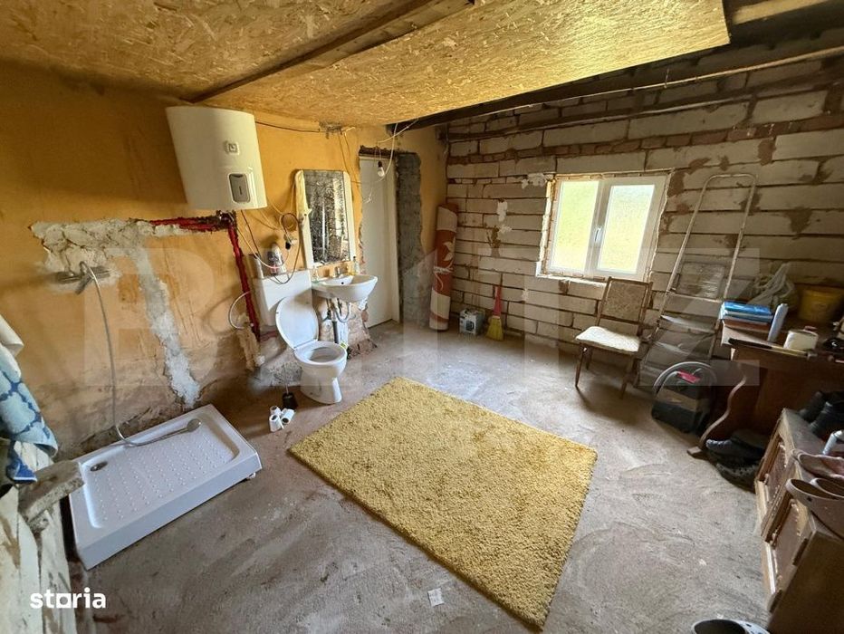 Casa partial renovata, 60 mp, 6000 mp teren, zona Georocu Mare