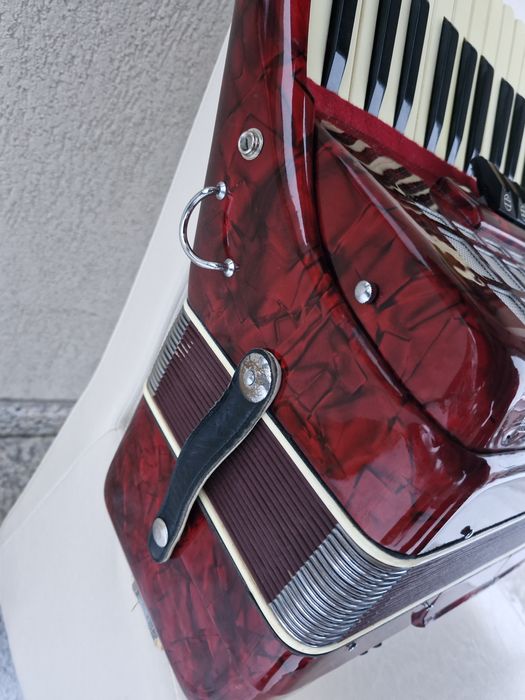 Vând acordeon Parrot cu 80  basi