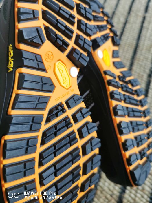 Solid gear safety shoes