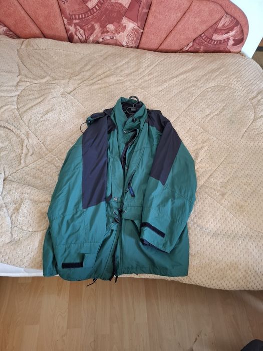 Продавам анорак.
