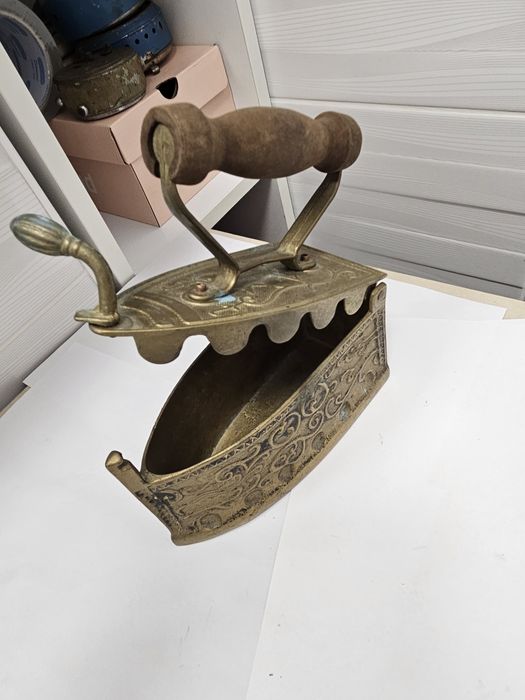 Fier ce călcat din bronz.