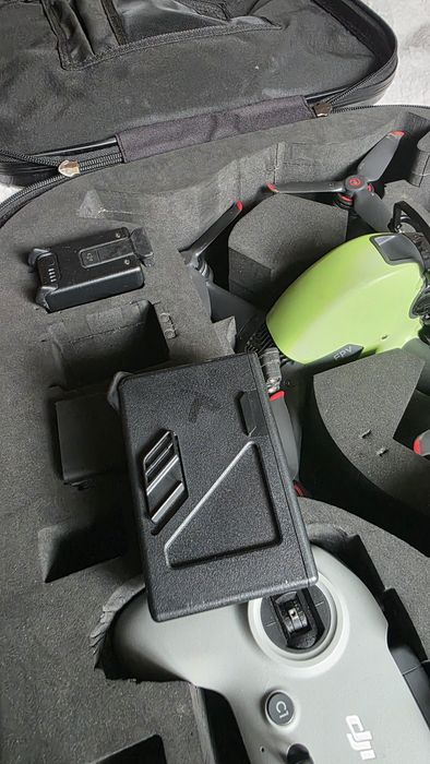 Vând dronă DJI FPV