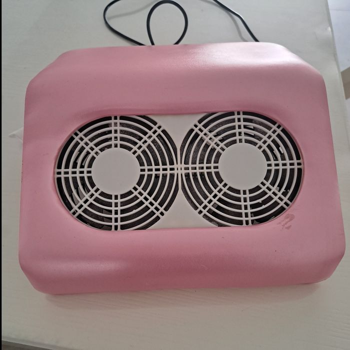 Aspirator praf unghii