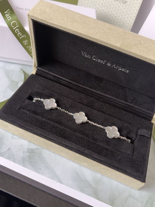 Дамскa Гривна Van Cleef & Arpels Сребриста