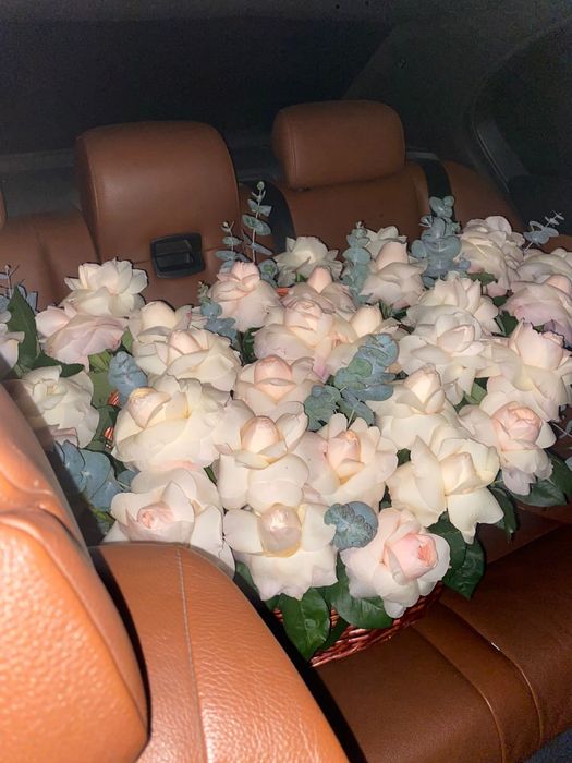 Цветы продаются роза