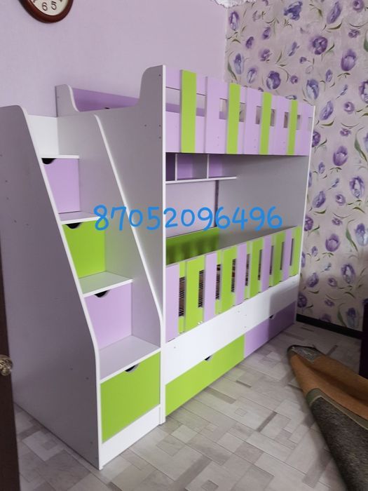Двухярусная кровать со ступеньками