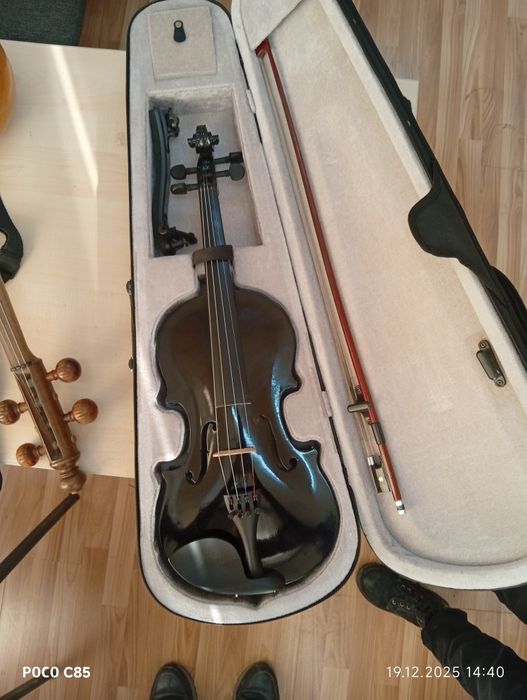 Sotiladi: Elegant va Betakror Qora Skripka