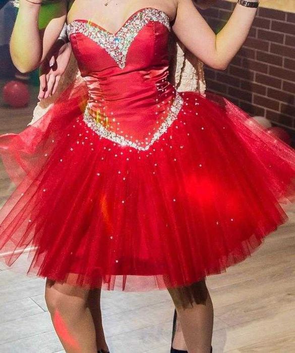 Vând rochie ROȘIE tip prințesă cu corset reglabil XS-L