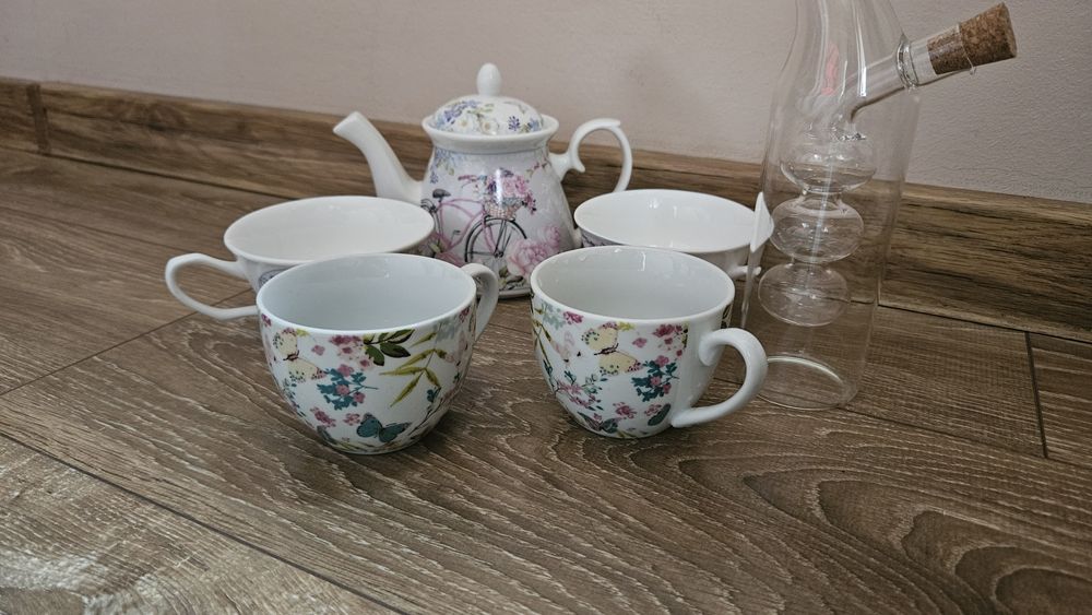 Порцеланов чайник с чашки и оливерник