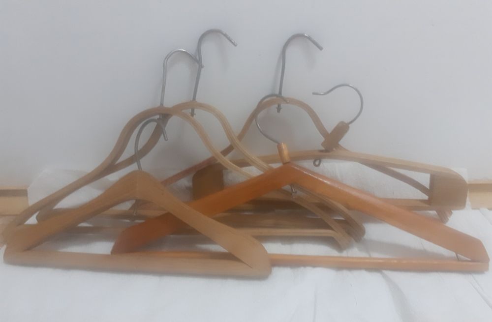 Деревянные вешалки