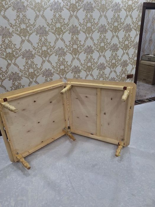 Стол с короткими ножками