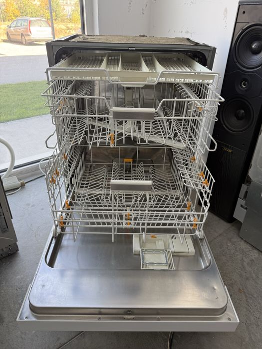 Съдомиялна MIELE 60/см с три кошници